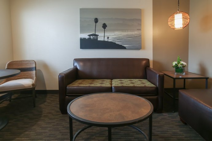 Imagen de la habitación del Hotel Oxford Suites Pismo Beach. Foto 5