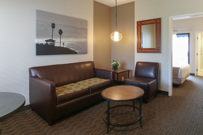 Imagen de la habitación del Hotel Oxford Suites Pismo Beach. Foto 17