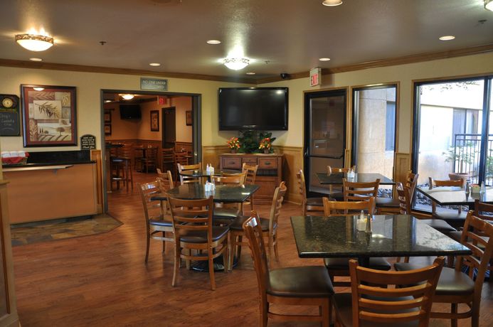 Imagen de los interiores del Hotel Oxford Suites Redding. Foto 12