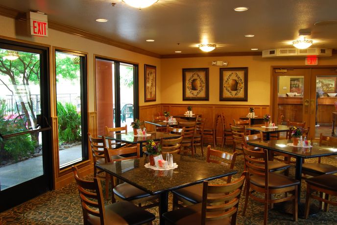 Imagen de los interiores del Hotel Oxford Suites Redding. Foto 13