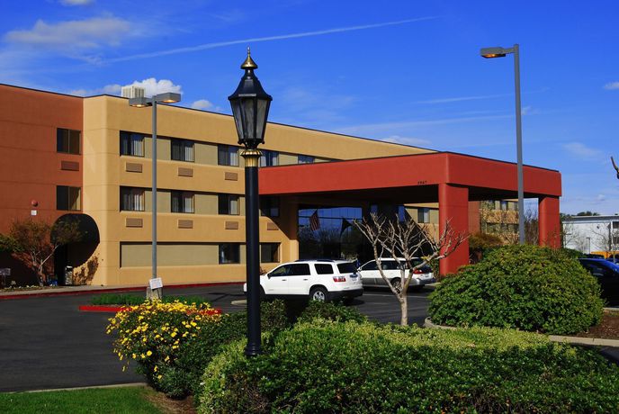 Imagen de la habitación del Hotel Oxford Suites Redding. Foto 9