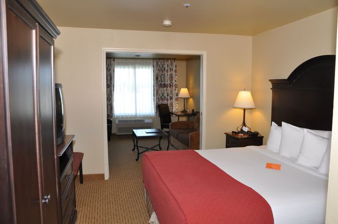 Imagen de la piscina del Hotel Oxford Suites Redding. Foto 16