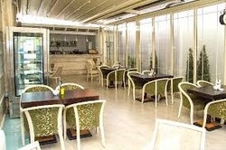 Imagen del bar/restaurante del Hotel Oxford, Tirana. Foto 2