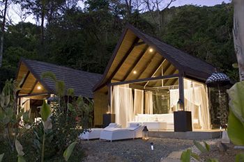 Imagen del bar/restaurante del Hotel Oxygen Jungle Villas and Spa. Foto 4