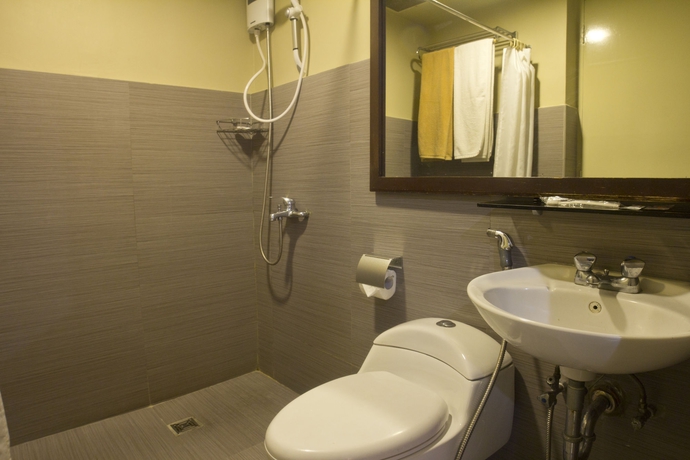 Imagen de la habitación del Hotel Oyo 103 Artina Suites. Foto 3