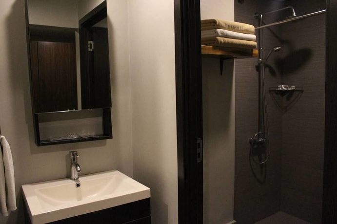 Imagen de la habitación del Hotel Oyo 103 Artina Suites. Foto 4