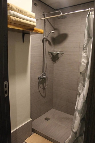Imagen de la habitación del Hotel Oyo 103 Artina Suites. Foto 5