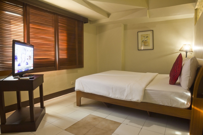 Imagen de la habitación del Hotel Oyo 103 Artina Suites. Foto 9