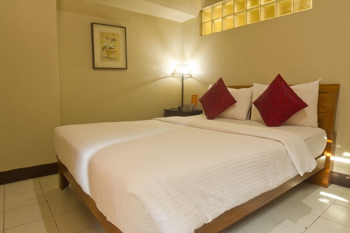 Imagen de la habitación del Hotel Oyo 103 Artina Suites. Foto 10