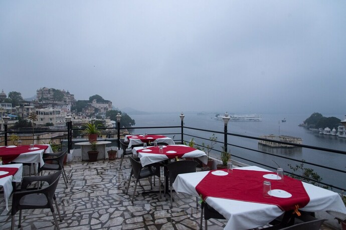 Imagen del bar/restaurante del Hotel Oyo 10319 Pichola Haveli. Foto 11