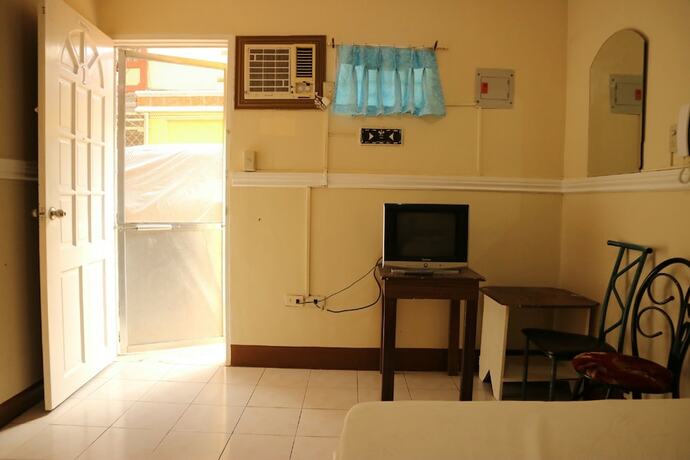 Imagen de la habitación del Hotel Oyo 1048 Jomckayl Apartelle. Foto 15