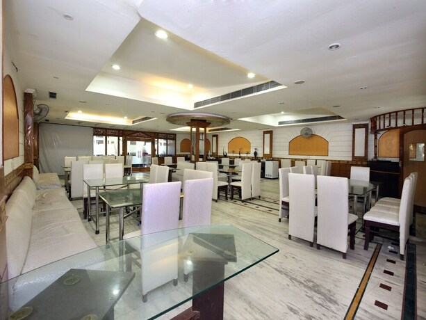 Imagen del bar/restaurante del Hotel Oyo 10990 Gobind Regency. Foto 3
