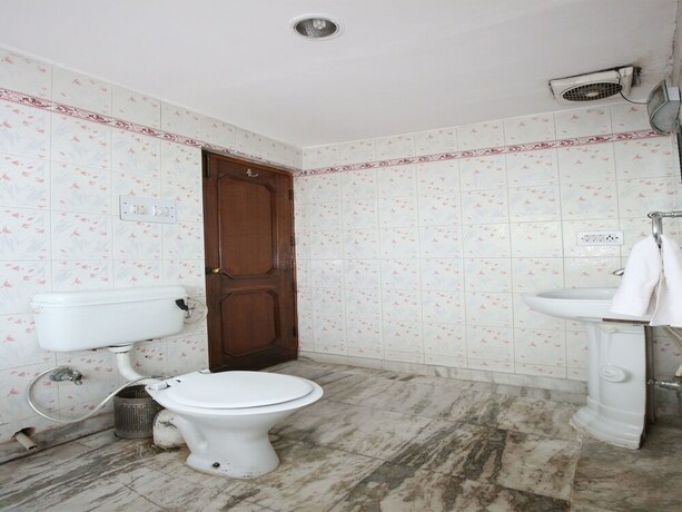 Imagen de la habitación del Hotel Oyo 10990 Gobind Regency. Foto 17