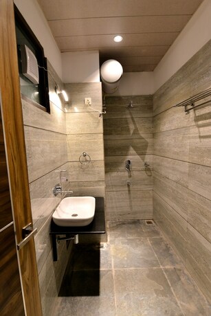 Imagen de la habitación del Hotel Oyo 11367 Yellow. Foto 11