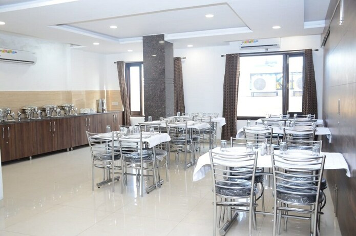 Imagen del bar/restaurante del Hotel Oyo 11680 Grand Star. Foto 3