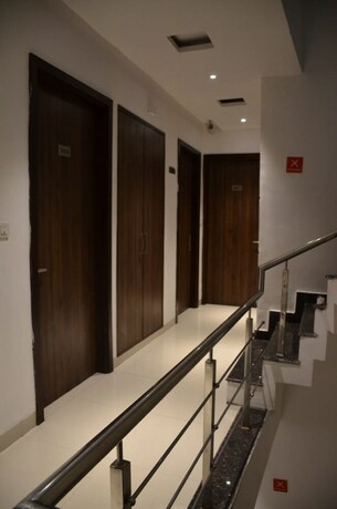 Imagen de los interiores del Hotel Oyo 11680 Grand Star. Foto 8