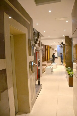 Imagen de los interiores del Hotel Oyo 11680 Grand Star. Foto 11