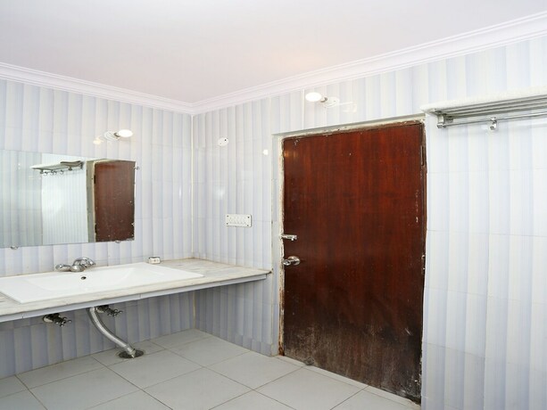 Imagen de la habitación del Hotel Oyo 11858 Shiv Murti Grand. Foto 8
