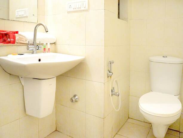 Imagen de la habitación del Hotel Oyo 12086 Panchsheel. Foto 12