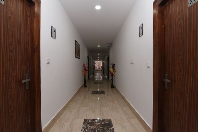 Imagen de los interiores del Hotel Oyo 13310 Noida Suites. Foto 17
