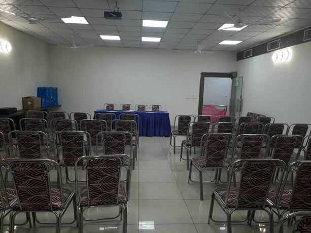 Imagen de los interiores del Hotel Oyo 14593 Shree Vatika Smart Rooms. Foto 34