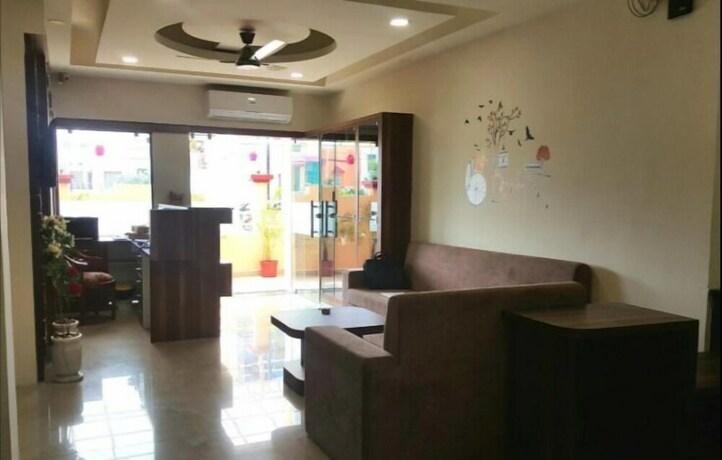 Imagen de los interiores del Hotel Oyo 14593 Shree Vatika Smart Rooms. Foto 35