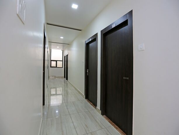 Imagen de los interiores del Hotel Oyo 15098 Crystal. Foto 16