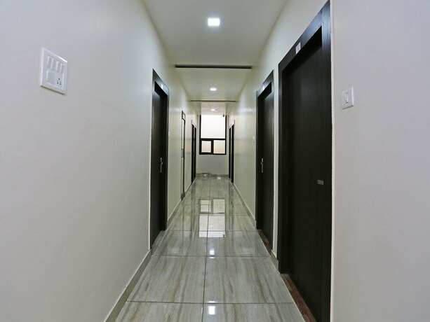 Imagen de los interiores del Hotel Oyo 15098 Crystal. Foto 18