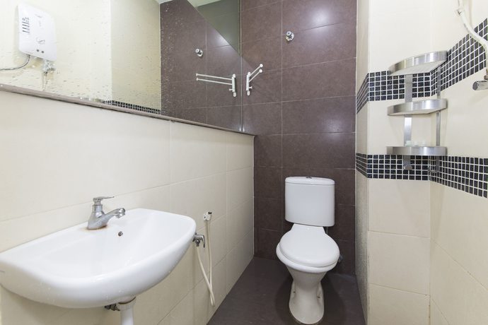 Imagen de la habitación del Hotel Oyo 157 Norbu. Foto 9