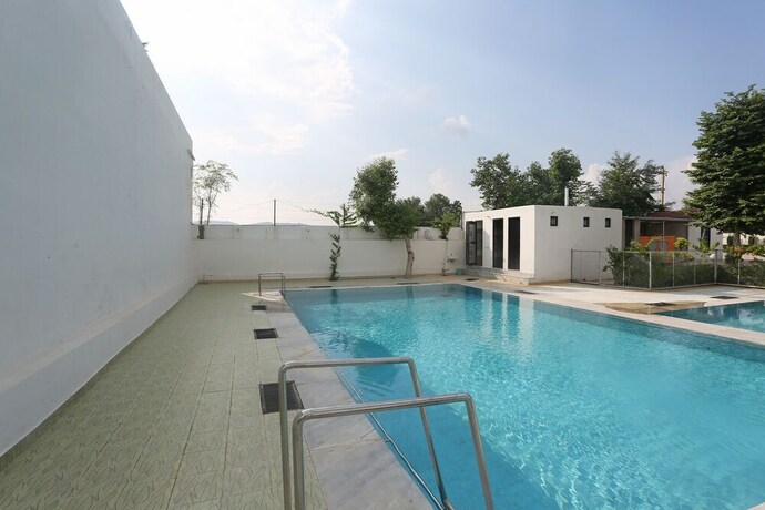 Imagen de la piscina del Hotel Oyo 18301 A-one. Foto 37