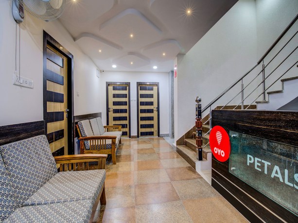 Imagen de los interiores del Hotel Oyo 18542 Petals Inn. Foto 20
