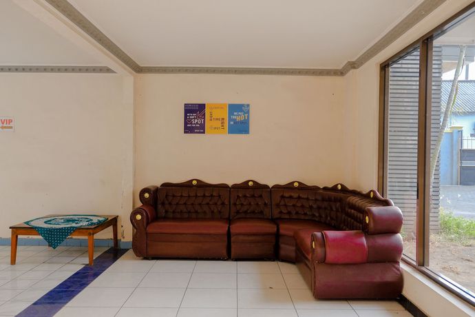 Imagen de los interiores del Hotel Oyo 1971 Dewi. Foto 15