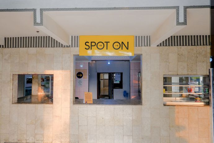 Imagen de los interiores del Hotel Oyo 1971 Dewi. Foto 16