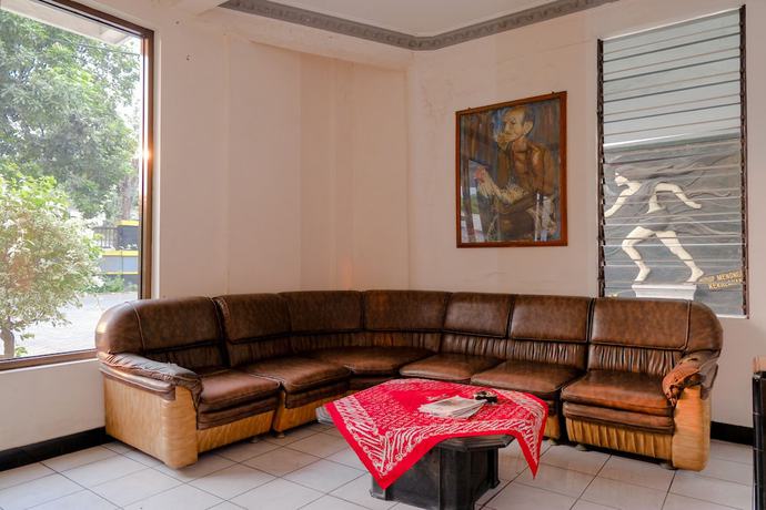 Imagen de los interiores del Hotel Oyo 1971 Dewi. Foto 18