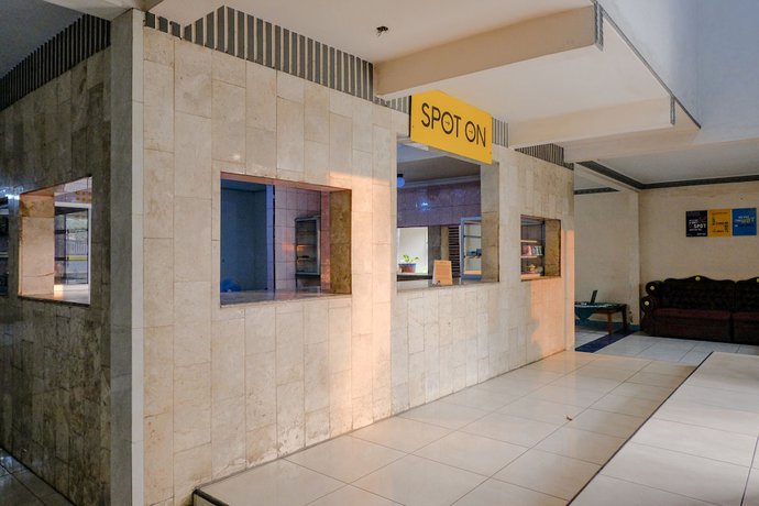 Imagen de los interiores del Hotel Oyo 1971 Dewi. Foto 19