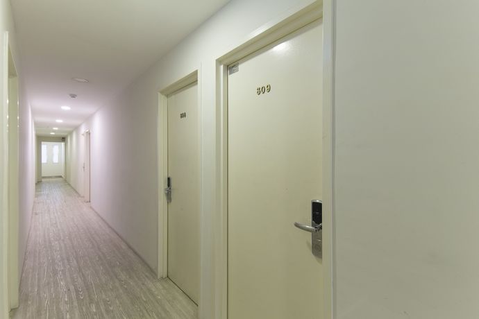 Imagen de la habitación del Hotel Oyo 220 Sri Maluri. Foto 2