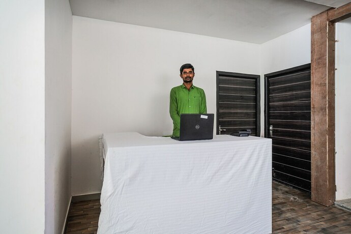 Imagen de los interiores del Hotel Oyo 22074 Siri Elite. Foto 20