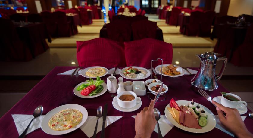 Imagen del bar/restaurante del Hotel Oyo 372 Nawazi Watheer. Foto 5