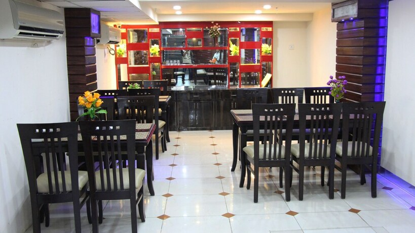 Imagen del bar/restaurante del Hotel Oyo 3971 Tip Top. Foto 3
