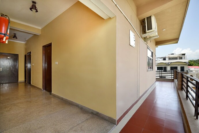 Imagen de los interiores del Hotel Oyo 4464 Near Chakrata Road. Foto 31