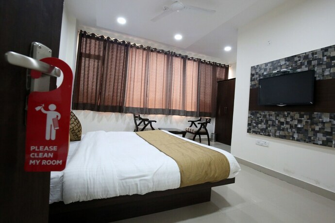 Imagen de la habitación del Hotel Oyo 4856 The Benz. Foto 11