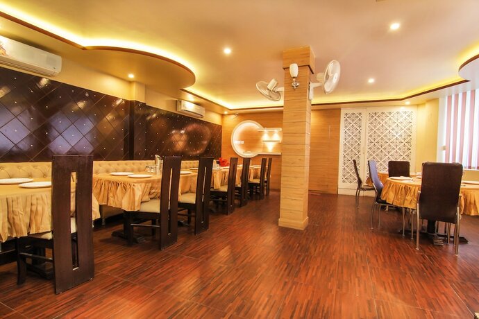 Imagen del bar/restaurante del Hotel Oyo 4998 Sara Residency. Foto 19