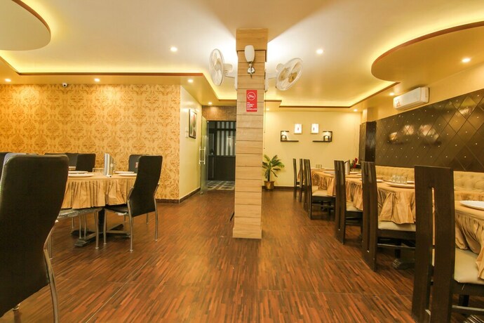 Imagen del bar/restaurante del Hotel Oyo 4998 Sara Residency. Foto 20