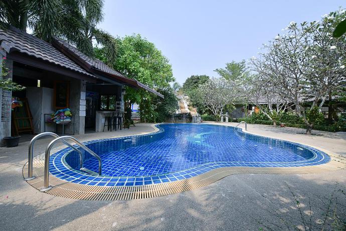 Imagen de la piscina del Hotel Oyo 536 Reuan Kanthima. Foto 16