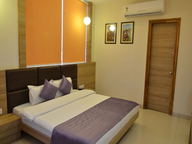 Imagen de la habitación del Hotel Oyo 5389 Polo Club. Foto 8