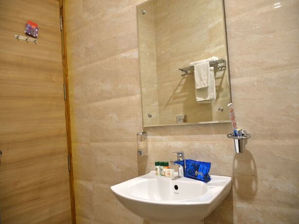 Imagen de la habitación del Hotel Oyo 5389 Polo Club. Foto 11