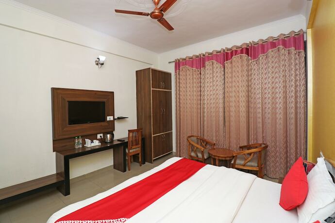 Imagen de la habitación del Hotel Oyo 5589 Pine Oak Resort. Foto 5