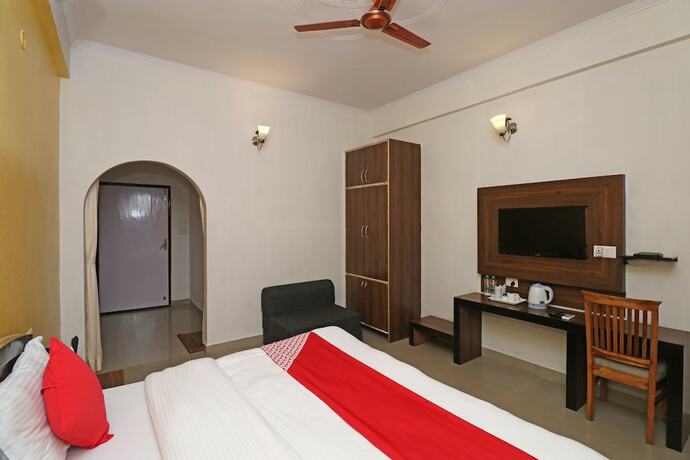 Imagen de la habitación del Hotel Oyo 5589 Pine Oak Resort. Foto 10