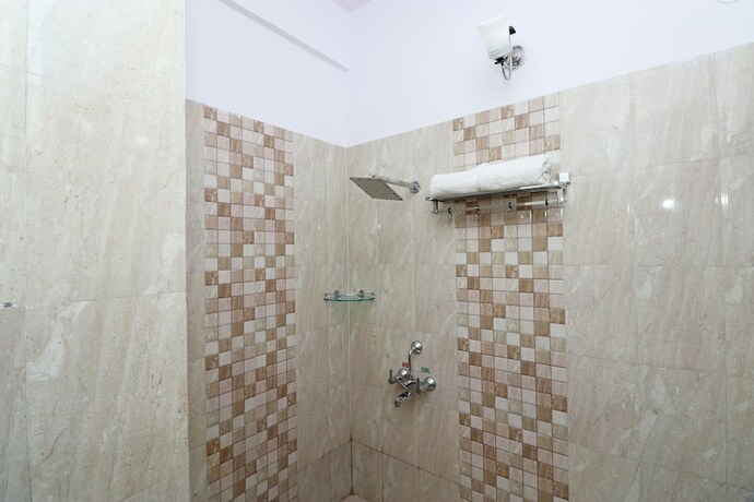 Imagen de la habitación del Hotel Oyo 5589 Pine Oak Resort. Foto 11