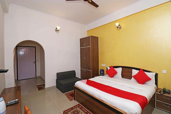 Imagen de la habitación del Hotel Oyo 5589 Pine Oak Resort. Foto 12
